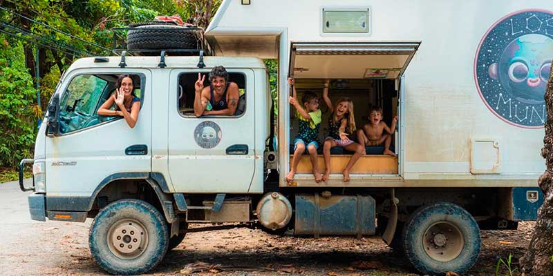 los mundo viajando en su camion