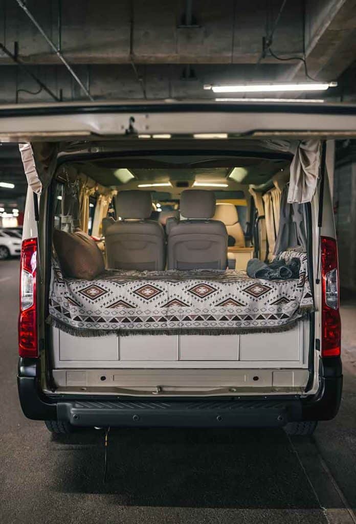 vista trasera interior furgoneta camper mini
